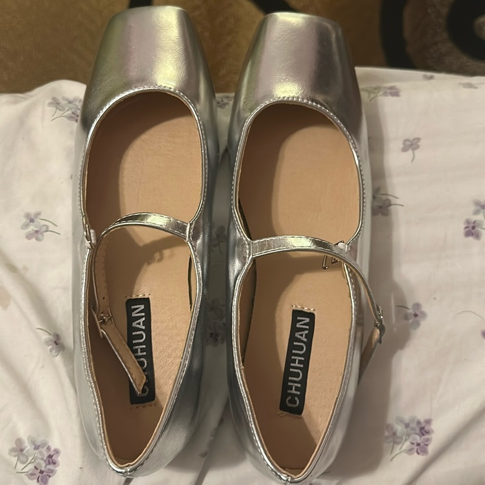 These are ballerina type shoes the brand chuhuan brand new have not worn once